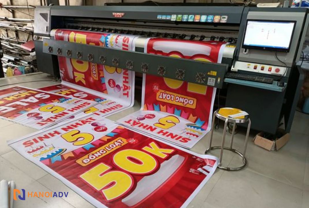 Bạt in bằng mực nước hoặc in UV đều có thể sử dụng cả trong nhà và ngoài trời