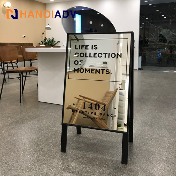Standee khung sắt mặt inox gương vàng