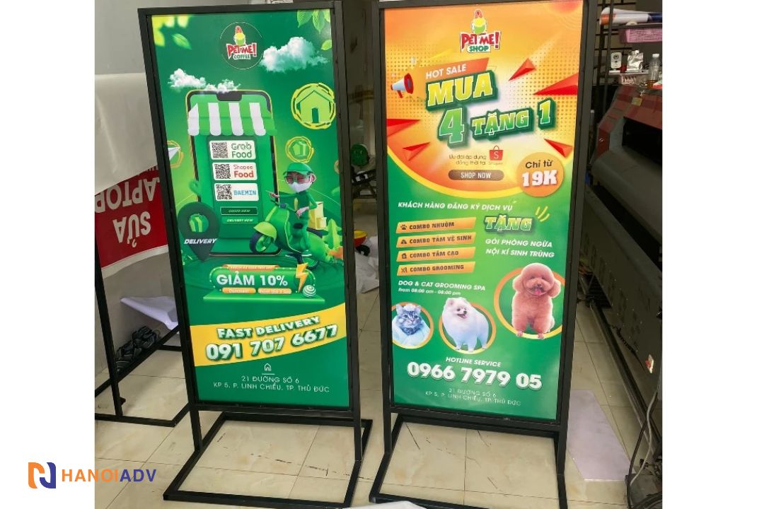 Standee khung sắt thường được sử dụng để quảng cáo sản phẩm, dịch vụ