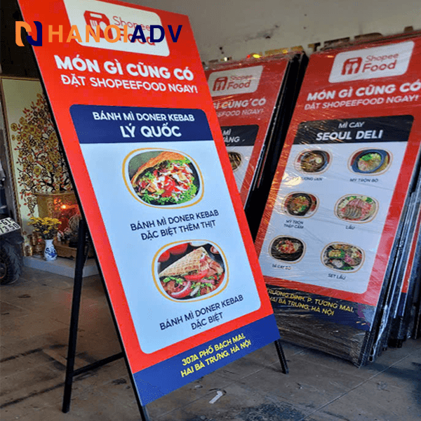 Standee 1 mặt có chân chống chéo