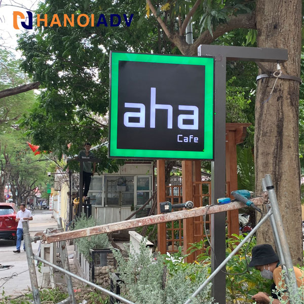 Nâng Tầm Thương Hiệu Với Biển Vẫy Vuông Chuyên Nghiệp