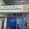 Tên sản phẩm: Biển quảng cáo nhôm kính Mặt: mica , alu, fomex Chân chữ: alu , inox , fomex, mica ,… Phương pháp chiếu sáng: Sáng mặt hoặc sáng chân Độ bền cao: Chống oxy hóa, không bị gỉ sét Nguồn sáng : Đèn LED Điện áp đầu vào: 220V Đầu ra: 12V Bảo hành: 12 tháng Thời gian sản xuất: Khoảng 3 ngày làm việc.
