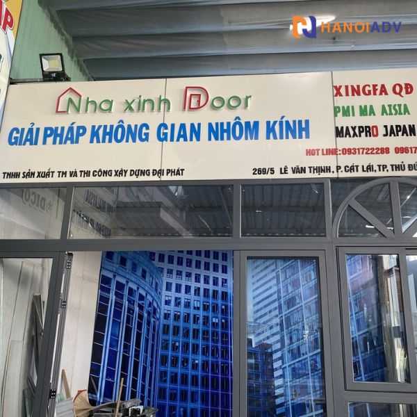 Tên sản phẩm: Biển quảng cáo nhôm kính Mặt: mica , alu, fomex Chân chữ: alu , inox , fomex, mica ,… Phương pháp chiếu sáng: Sáng mặt hoặc sáng chân Độ bền cao: Chống oxy hóa, không bị gỉ sét Nguồn sáng : Đèn LED Điện áp đầu vào: 220V Đầu ra: 12V Bảo hành: 12 tháng Thời gian sản xuất: Khoảng 3 ngày làm việc.