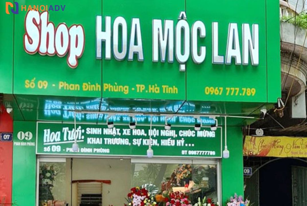Chữ mica nổi, được gắn lên nền bằng keo hoặc ốc, tạo hiệu ứng 3D bắt mắt.  Hệ thống đèn LED chạy viền bên trong đảm bảo biển nổi bật cả ban đêm.