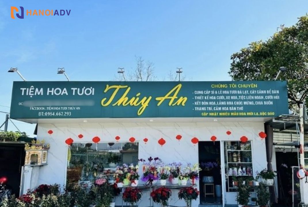 Nền xanh tạo cảm tươi mát, dịu mắt. Biển làm từ chất liệt alu loại thường được sử dụng trong biển quảng cáo ngoài trời vì độ bền cao, dễ vệ sinh.