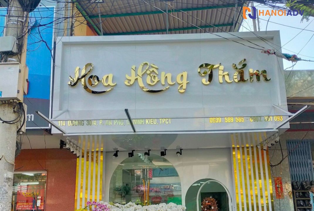 Màu vàng ánh kim nằm trên nền trắng làm nên sự nổi bật, chữ mica được dán trực tiếp lên nền.
