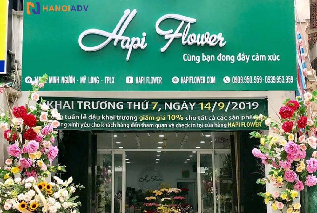 Mặc dù không sử dụng đèn hay chất liệu phát sáng, biển hiệu vẫn thu hút ánh nhìn nhờ màu sắc hài hòa và thiết kế đẹp mắt.