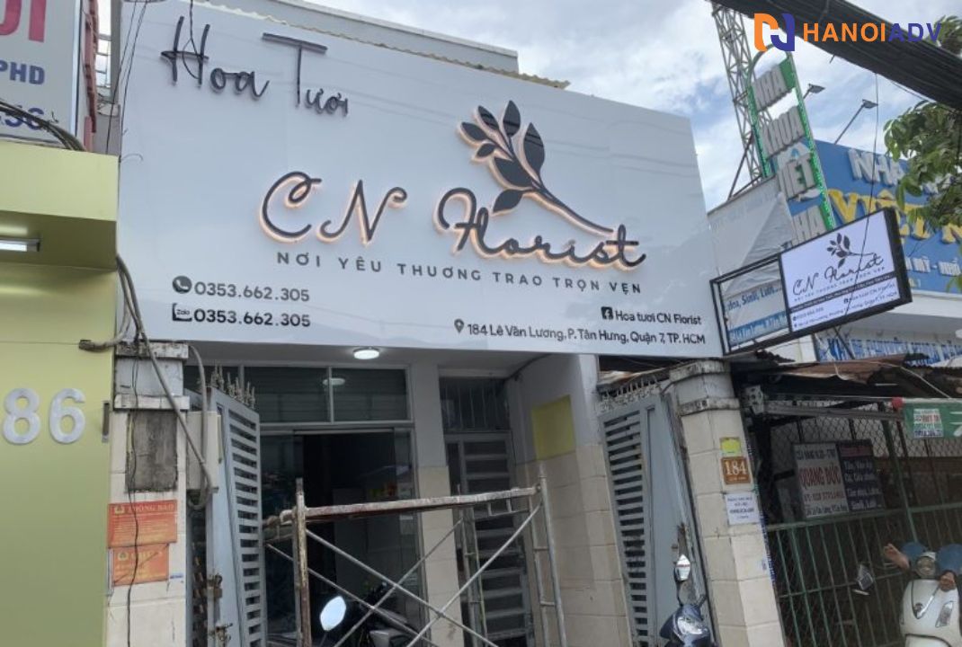 Phông nền trắng phối cùng chữ đen bơ viền có đèn led càng làm nổi bật vào ban đêm.