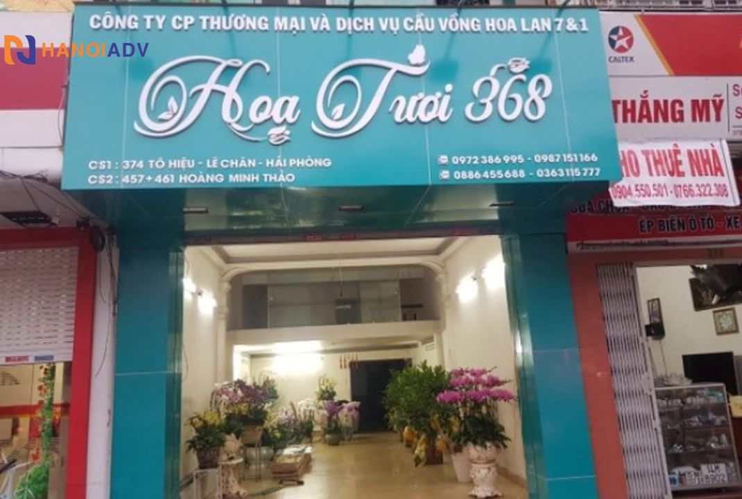 Chữ trắng viết in hoa nổi bật trên nền xanh, giúp dễ đọc và rõ ràng.