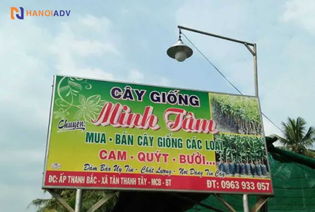 Thông tin biển thường có tên cửa hàng, các dịch vụ, địa chỉ, số điện thoại