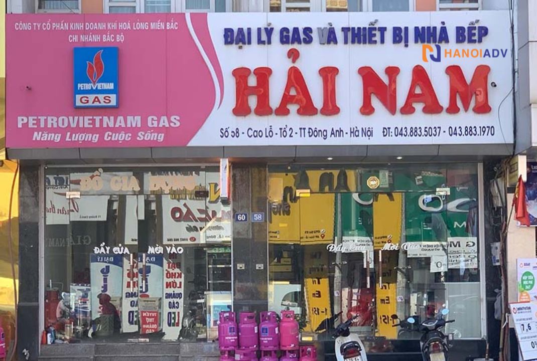 Tên biển thường có tên cửa hàng, thông tin dịch vụ, địa chỉ, số điện thoại