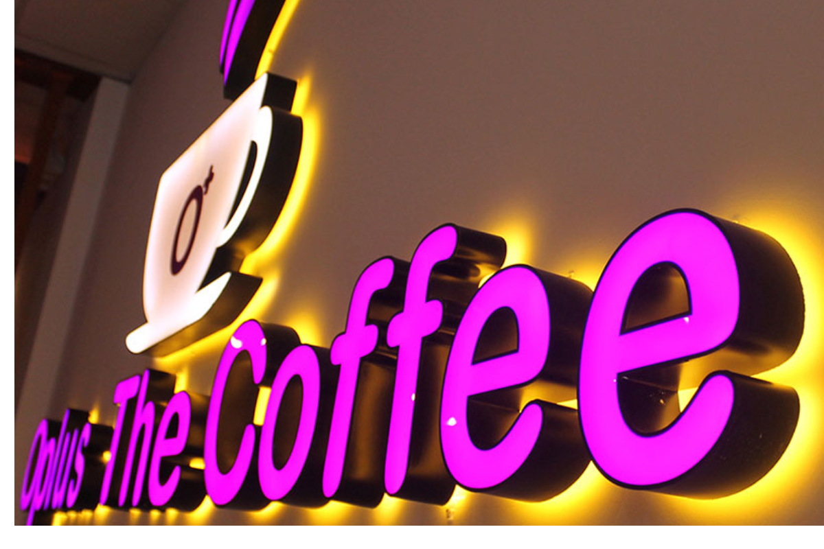 Quán cafe dùng chất liệu Mica thiết kế biển