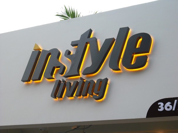 Chữ Mica kèm theo đèn Led