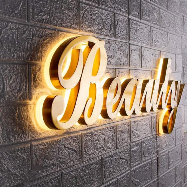 Chữ Inox hắt chân thu hút ánh nhìn tạo nên vẻ đẹp sang trọng
