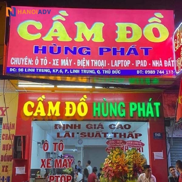 Chữ to, dễ nhìn: Font chữ đậm, không quá rườm rà để người đi đường dễ đọc.