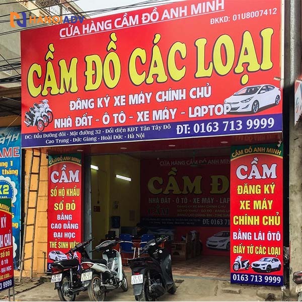 Phong cách: Biển thường có phong cách mạnh mẽ, rõ ràng, không quá cầu kỳ để đảm bảo dễ đọc từ xa.