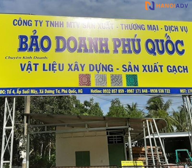 Tùy chỉnh theo diện tích mặt tiền – làm ngang, dọc, căng cao hoặc treo tường đều được.