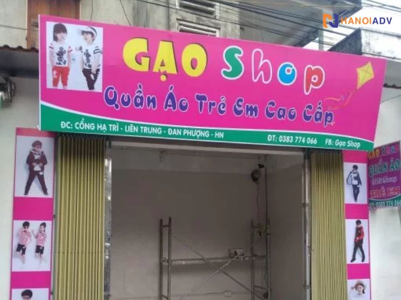 Lắp ở mặt tiền, hiên, hoặc bên hông.Có thể căng trên khung sắt hoặc treo ngang trước shop