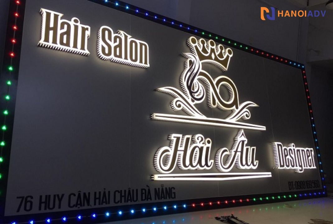 Được viền bằng đèn LED nhiều màu (xanh lá, xanh dương, đỏ) chạy quanh khung viền, tạo hiệu ứng ánh sáng bắt mắt cùng với nền alu đen nhám hoặc tấm nhựa composite chuyên dùng làm bảng.