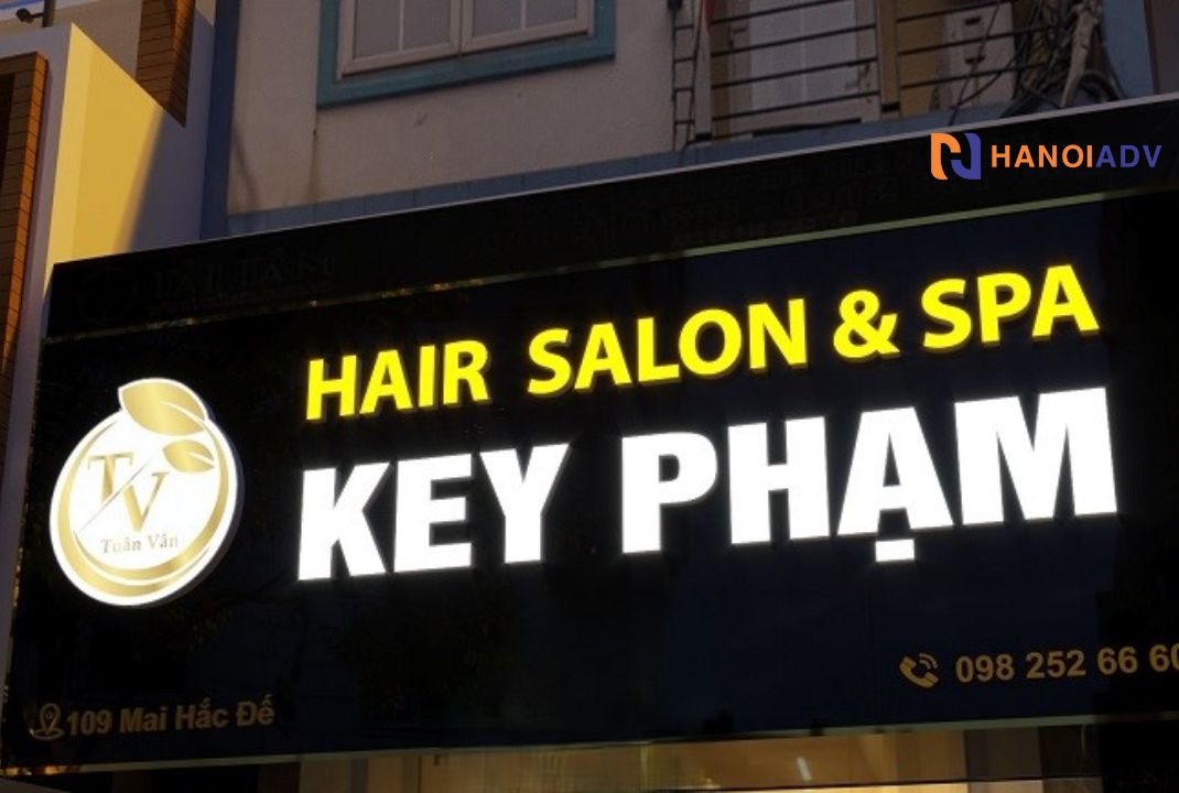 Chữ được in hoa đậm sắc nét rõ ràng cùng ánh ánh đèn led dẽ thu hút ánh nhìn.