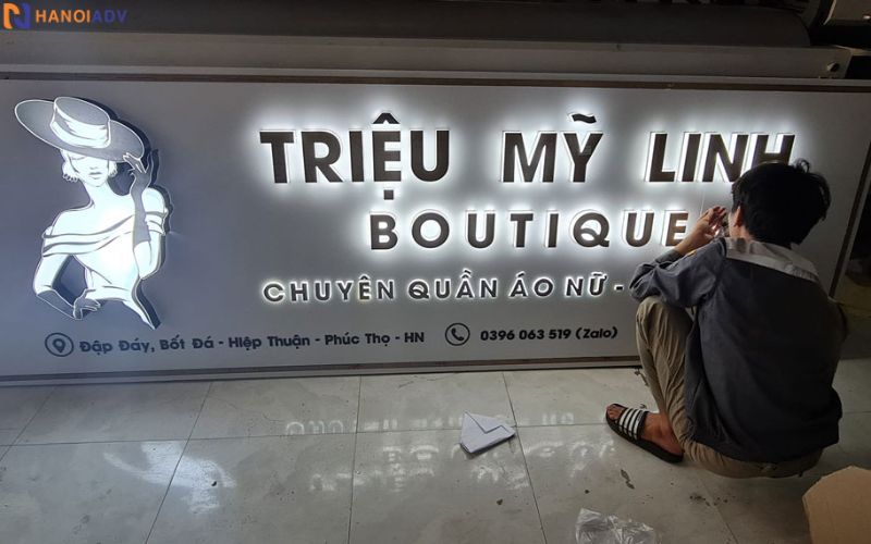 Thi công linh hoạt, dựng đứng, gắn tường, treo biển đều được