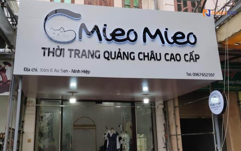 Mica dễ tích hợp đèn led hắt sáng, đèn âm chữ hoặc đèn spotlight ngoài, giúp nổi bật tên shop vào ban đêm.