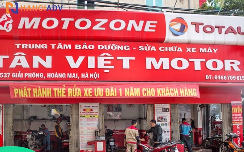 Tông màu chủ yếu là trắng, đỏ, xanh, đen...