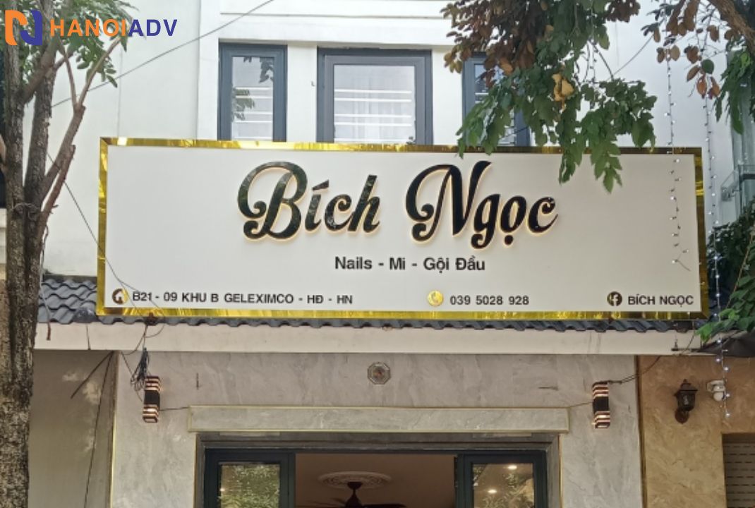 Màu trắng và vàng nhạt, viết in hoa rõ ràng giúp dễ đọc từ xa.