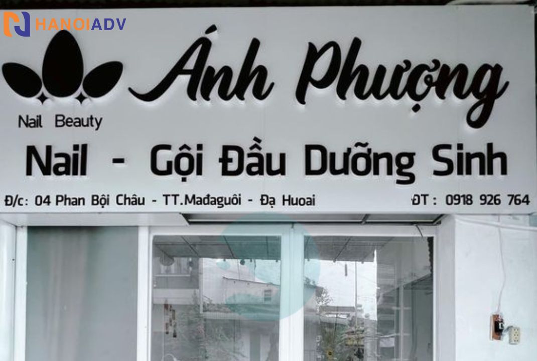  Mặc dù không sử dụng đèn hay chất liệu phát sáng, biển hiệu vẫn thu hút ánh nhìn nhờ màu sắc hài hòa và thiết kế đẹp mắt.