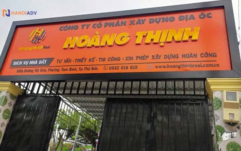 Trên biển hiệu văn phòng, công ty nhà đất thường sẽ bao gồm tên công ty, logo, thông tin liên hệ và thông điệp, mà công ty muốn gửi đến. 
