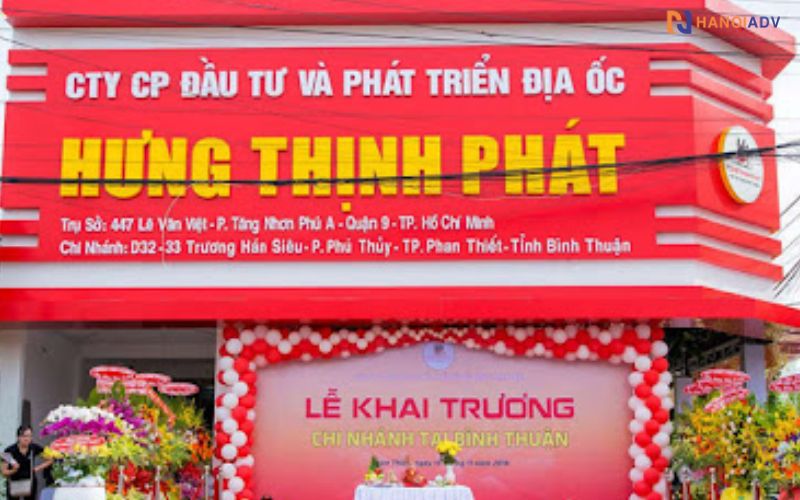 Giá trung bình, rẻ hơn biển đồng/inox mà vẫn giữ vẻ cao cấp.