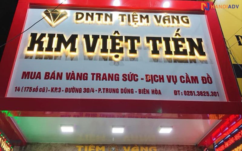 Màu sắc chủ đạo: vàng – đen – đỏ đô – trắngMàu vàng ánh kim: biểu tượng của sự giàu sang, tài lộc. Màu đen hoặc đỏ đô: làm nền để chữ vàng nổi bật hơn. Màu trắng, bạc: tạo điểm nhấn hoặc viền chữ, giúp biển sáng và sạch sẽ.