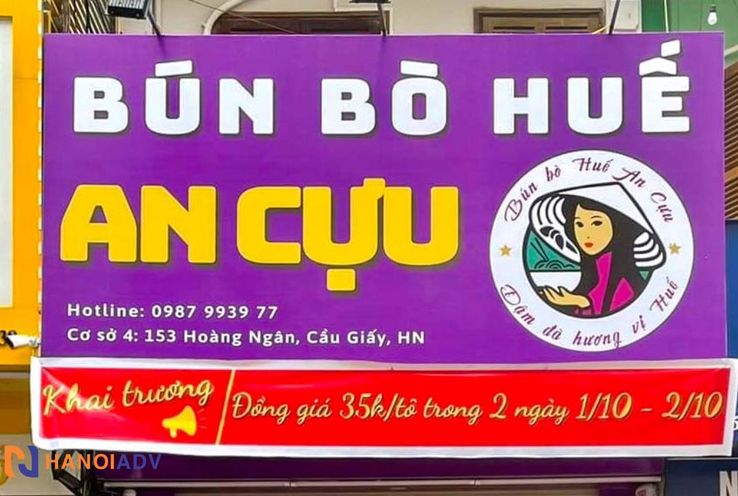 Tên quán được thiết kế nổi bật, có thể theo phong cách dân dã hoặc hiện đại.
