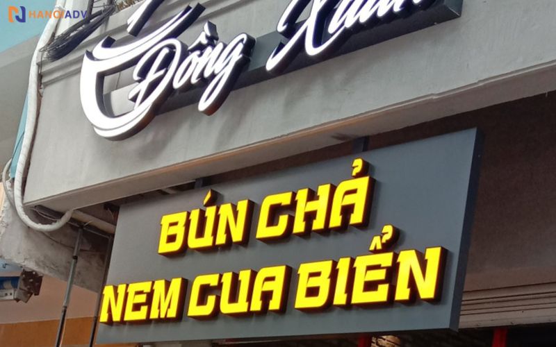 Đèn LED sáng rõ cả ngày lẫn đêmGiúp quán luôn nổi bật vào buổi tối - thời điểm cao điểm của hàng ăn.
