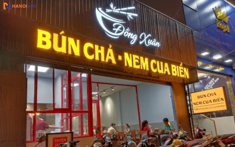 Chữ nổi mica bắt mắt - dễ nhận diện từ xaTên “Bún Chả” được làm nổi 3D, kết hợp đèn LED hắt sáng giúp khách dễ nhìn, dễ nhớ.