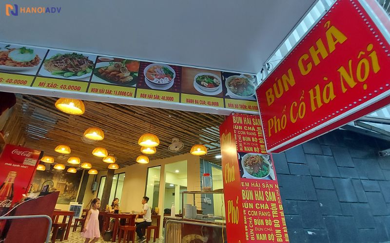 Biển vẫy quán bún chả Hà Nội.