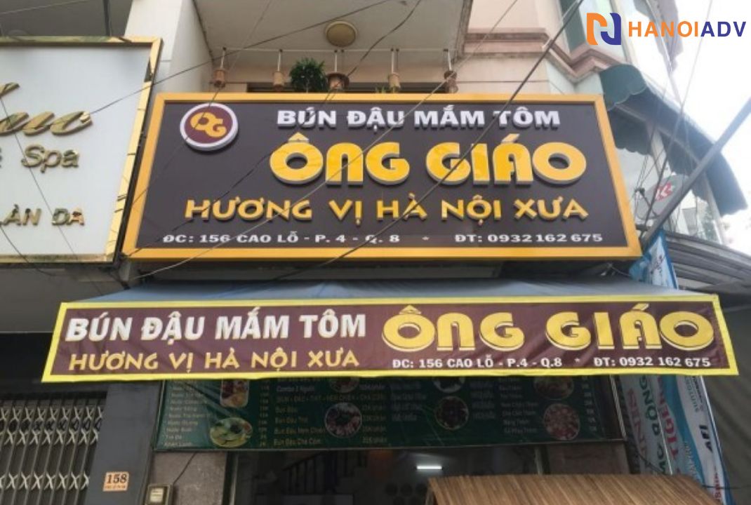 Thông tin biển thường có: tên cửa hàng, địa chỉ, số điện thoại