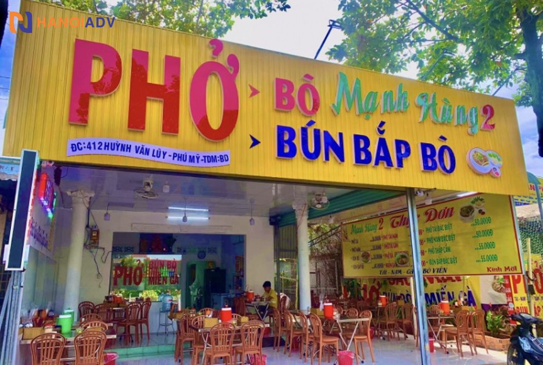 Biển thiết kế nổi bật + chữ in hoa nổi tạo hiệu ứng 3D rất thu hút