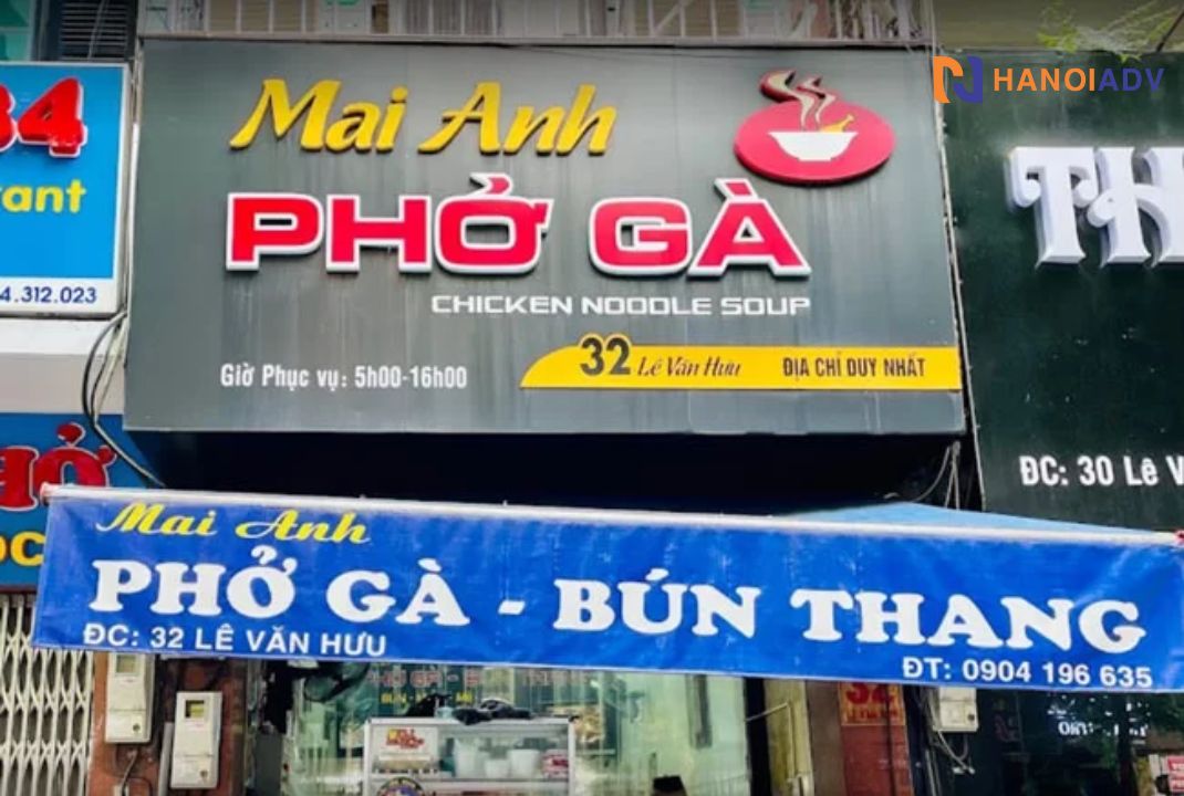 Biển mặt tiền quán phở được lắp đặt ngoài trời nó là phương tiện chính kết nối KH với nhà hàng/cửa tiệm/quán ăn