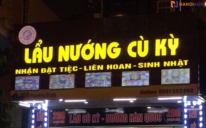 Hình lẩu nghi ngút khói, thịt nướng xèo xèo, bàn ăn đầy đặn… giúp khách "ăn bằng mắt" từ xa.