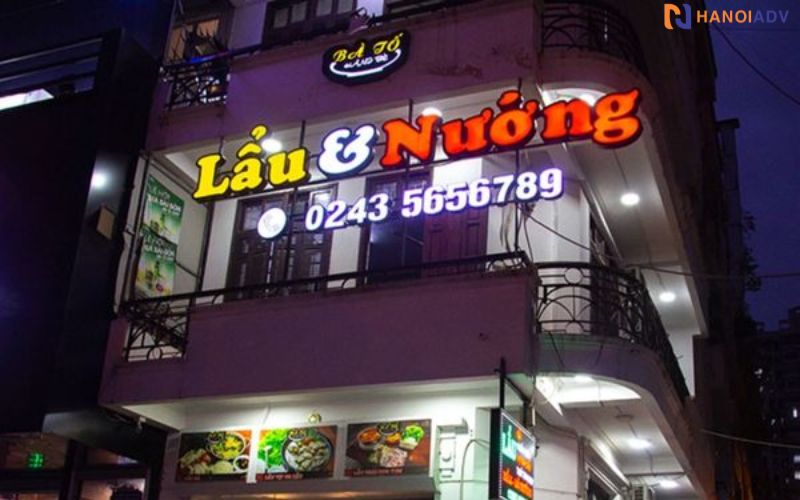 Alu + chữ nổi mica/inox (sang, bền), kết hợp cùng đèn LED giúp quán thêm nổi bật