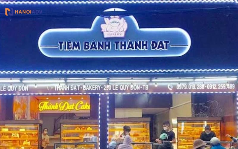 Mica xuyên sáng + LED âm: đẹp khi về đêm, làm nổi bật tên thương hiệu.