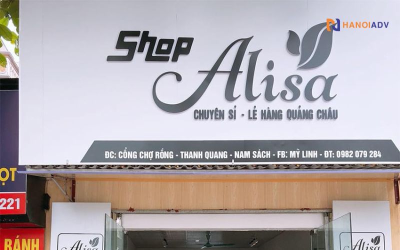Chữ nổi mica thường được cắt CNC tinh xảo, kết hợp màu sắc phù hợp với phong cách thời trang của cửa hàng