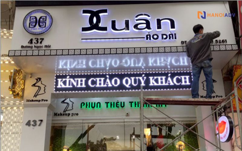 Ánh sáng LED có thể được thiết kế sáng mặt, sáng hắt chân, hoặc sáng toàn bộ chữ, tạo điểm nhấn vào ban đêm.