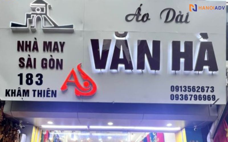 Màu nền alu thường được chọn là đen, trắng, hoặc ánh kim để tạo độ tương phản cao với chữ nổi.