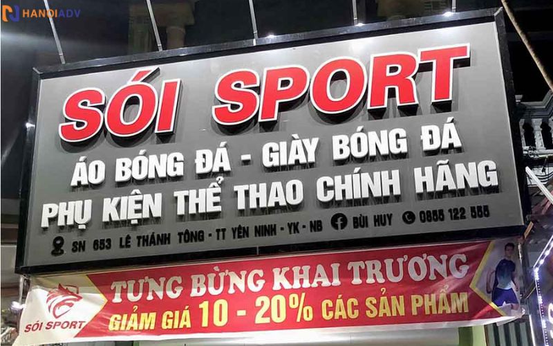 Chữ mica nổi giúp bảng hiệu trông khỏe khoắn, cứng cáp – rất phù hợp với ngành hàng thể thao.