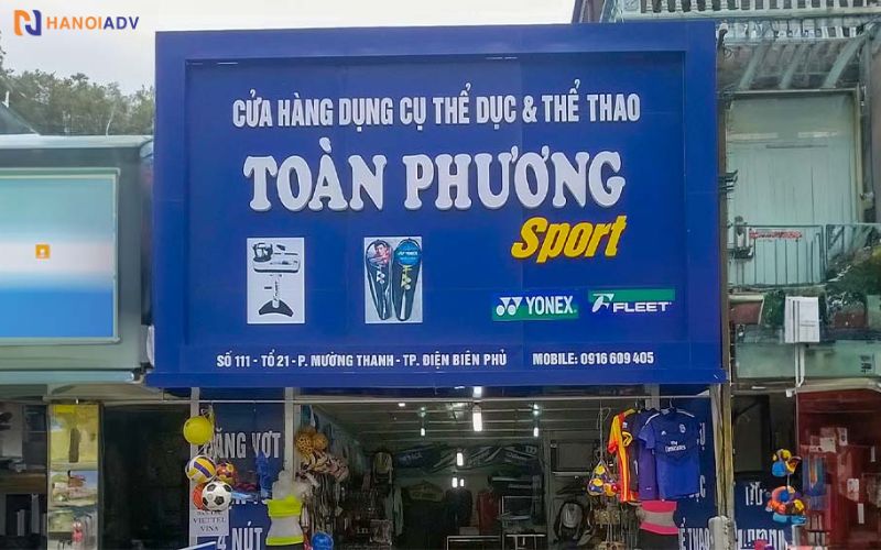 Alu không rỉ sét, mica không bạc màu – biển giữ form và màu đẹp lâu dài.