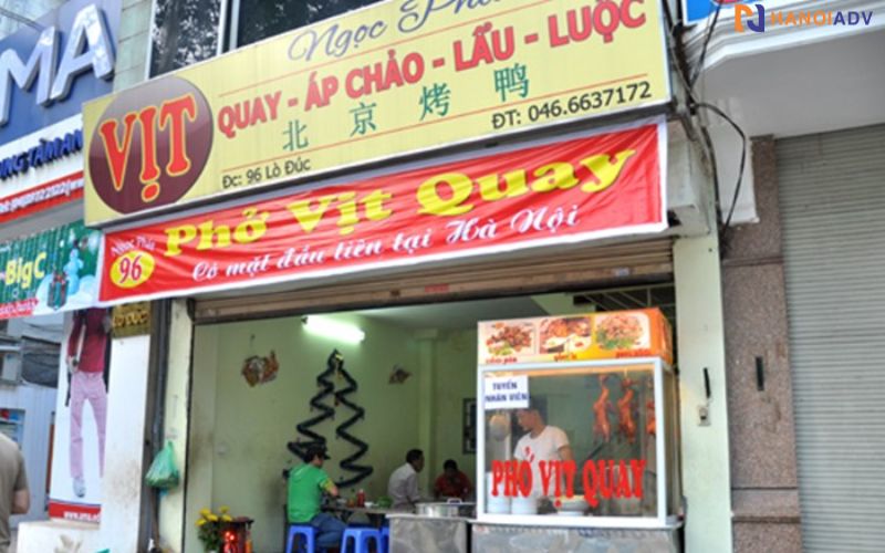Hình vịt quay da vàng ruộm, có khói nghi ngút, đĩa vịt chặt sẵn kèm rau, nước chấm – kích thích thị giác.