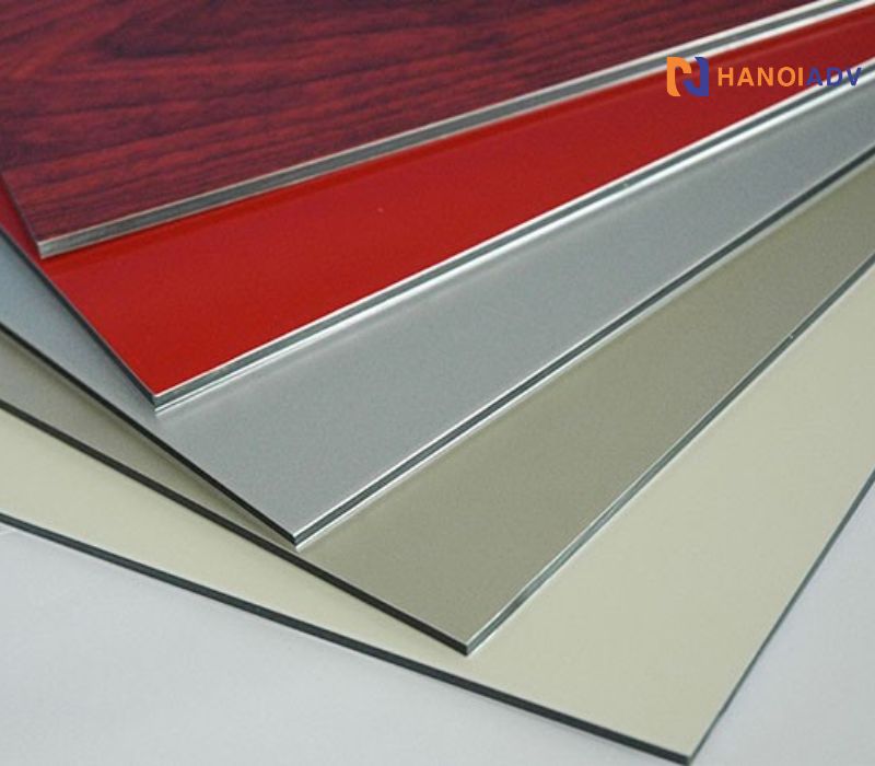 Tấm Alu, so với biển mica hoặc inox toàn phần thì alu rẻ hơn nhưng vẫn đảm bảo bền đẹp.