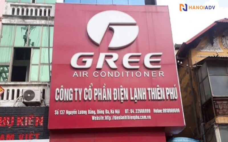 Bảng hiệu cần có một số thông tin cơ bản như: logo, tên cửa hàng, địa chỉ và số điện thoại liên hệ.
